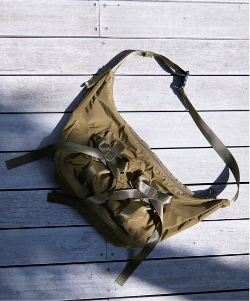 mysty woman（ミスティウーマン）の「ナイロンリボンショルダーBAG　128281 【500mlペットボトル収納可能！】（ショルダーバッグ・レディース・ブラック/シルバーグレー/カーキ・FREE）」の3枚目の写真