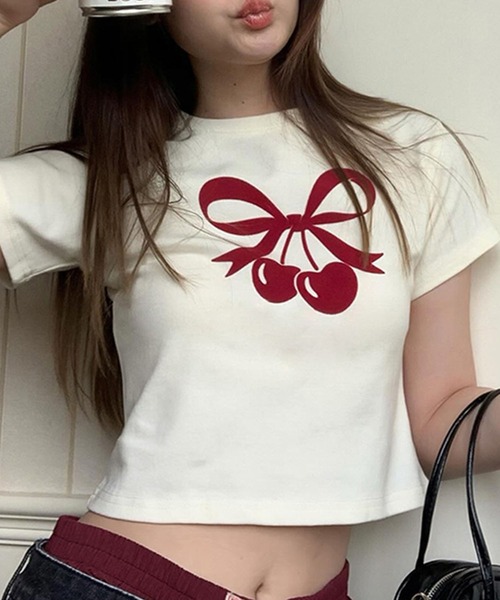 GLAMOROUS JANE(グラマラスジェーン)の「リボンチェリープリントショート丈Tシャツ(Tシャツ/カットソー・レディース・ブラック/ホワイト・FREE)」の2枚目の写真