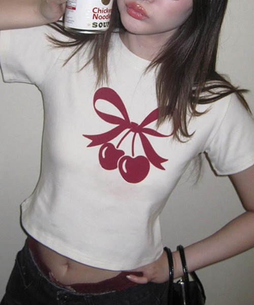 GLAMOROUS JANE(グラマラスジェーン)の「リボンチェリープリントショート丈Tシャツ(Tシャツ/カットソー・レディース・ブラック/ホワイト・FREE)」の3枚目の写真