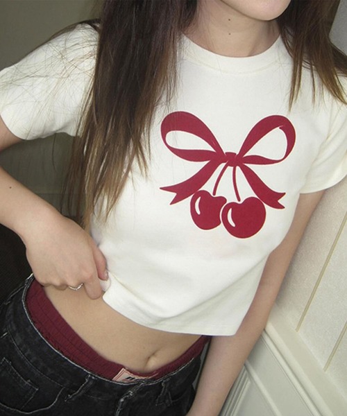 GLAMOROUS JANE(グラマラスジェーン)の「リボンチェリープリントショート丈Tシャツ(Tシャツ/カットソー・レディース・ブラック/ホワイト・FREE)」の5枚目の写真