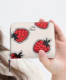 COACH（コーチ）の「ビルフォールド ウォレット・ストロベリー プリント（財布）」