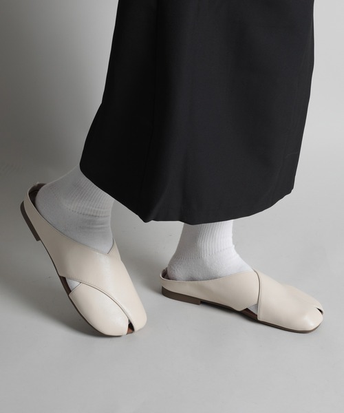 shoes365(シューズスリーシックスファイヴ)の「【shoes365】クロスデザインサンダル (SS)(サンダル・レディース・オフホワイト/ベージュ/ブラウン・23.0cm/23.5cm/24.0cm/24.5cm/22.5cm/25.0cm)」の2枚目の写真