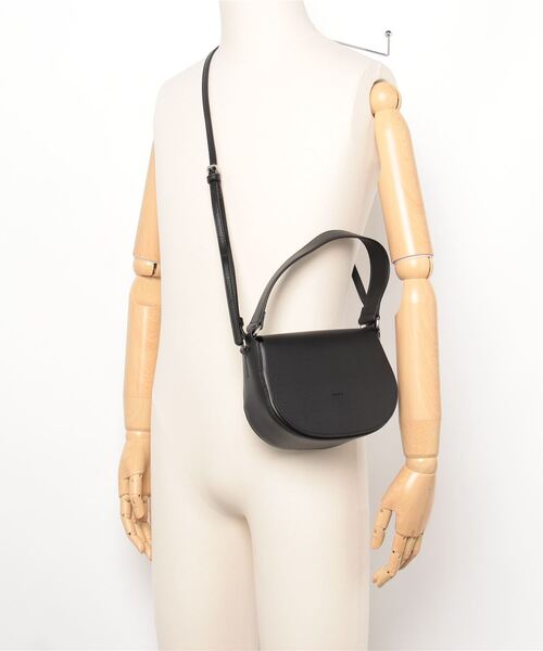 YAHKI(ヤーキ)の「YAHKI/ヤーキ VEAGAN LEATHER ハーフムーンバッグ(ショルダーバッグ・レディース・ブラック/アイボリー/ブルー・FREE)」の22枚目の写真