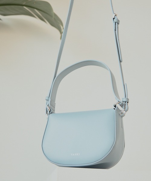 YAHKI(ヤーキ)の「YAHKI/ヤーキ VEAGAN LEATHER ハーフムーンバッグ(ショルダーバッグ・レディース・ブラック/アイボリー/ブルー・FREE)」の3枚目の写真