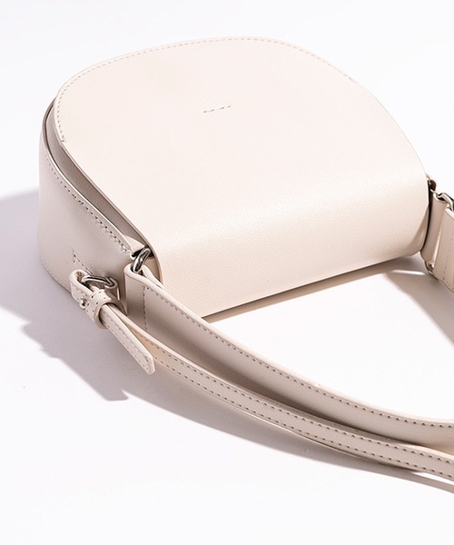 YAHKI(ヤーキ)の「YAHKI/ヤーキ VEAGAN LEATHER ハーフムーンバッグ(ショルダーバッグ・レディース・ブラック/アイボリー/ブルー・FREE)」の4枚目の写真