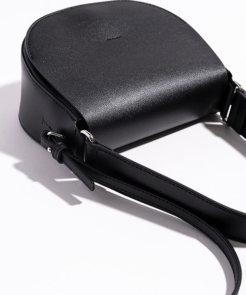 YAHKI(ヤーキ)の「YAHKI/ヤーキ VEAGAN LEATHER ハーフムーンバッグ(ショルダーバッグ・レディース・ブラック/アイボリー/ブルー・FREE)」の8枚目の写真