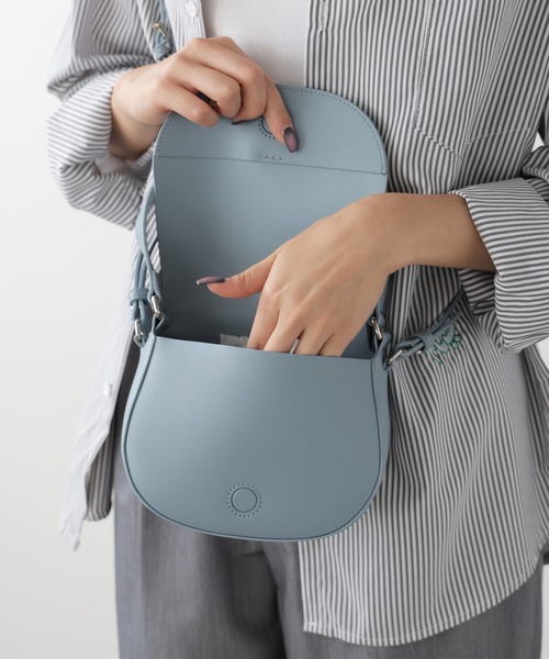 YAHKI(ヤーキ)の「YAHKI/ヤーキ VEAGAN LEATHER ハーフムーンバッグ(ショルダーバッグ・レディース・ブラック/アイボリー/ブルー・FREE)」の20枚目の写真