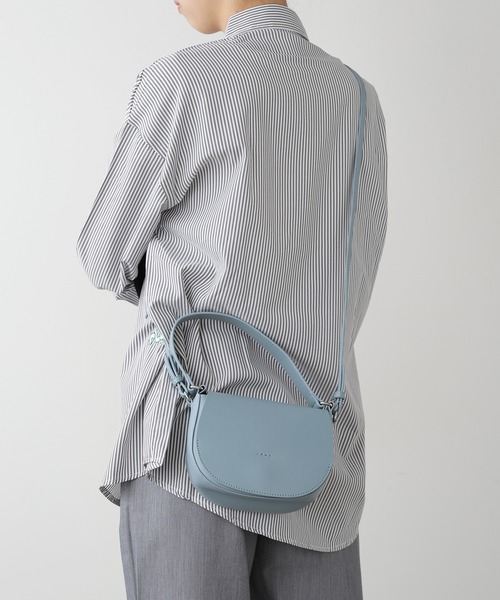 YAHKI(ヤーキ)の「YAHKI/ヤーキ VEAGAN LEATHER ハーフムーンバッグ(ショルダーバッグ・レディース・ブラック/アイボリー/ブルー・FREE)」の19枚目の写真