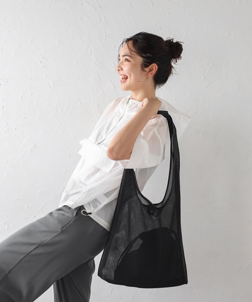 Bonjour Sagan（ボンジュールサガン）の「巾着付きメッシュバッグ（ショルダーバッグ・レディース・ブラック/アイボリー・FREE）」の2枚目の写真