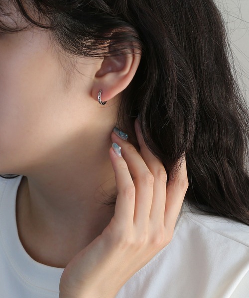 colleca la（コレカラ）の「[silver925]ミラーカット フープピアス〈金属アレルギー対応〉（ピアス（両耳用）・レディース・ゴールド/シルバー・FREE）」の4枚目の写真