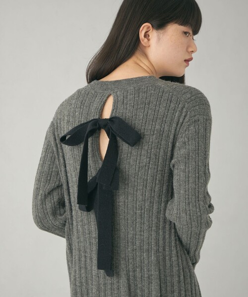 EMMEL REFINES（エメルリファインズ）の「＜EMMEL REFINES＞EM バックリボン ニットワンピース（ワンピース・レディース・ナチュラル/ダークグレー・FREE）」の3枚目の写真