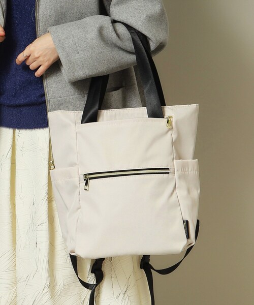 ITS'DEMO（イッツデモ）の「◆【キャリーオン可／6ポケット】撥水ポリ2WAYリュック型トート（バックパック/リュック・レディース・アイボリー/ブラック/ナチュラル・00）」の2枚目の写真