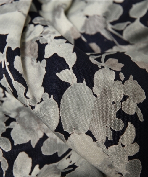 laboratory work（ラボラトリーワーク）の「マイクロサテン花柄キュロット（スカート・レディース・ネイビー/グレー系その他・MEDIUM）」の8枚目の写真