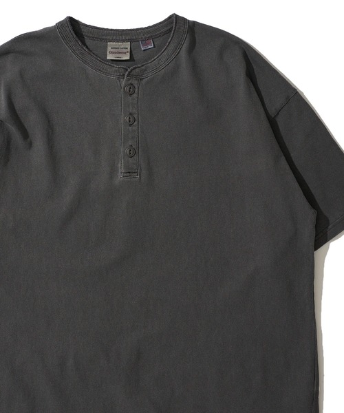 Goodwear(グッドウェア)の「【Goodwear/グッドウェア】7.6オンス USAコットン 無地 製品染めヘンリーネックTシャツ(Tシャツ/カットソー・メンズ・チャコールグレー/スモークピンク/ダークブルー・MEDIUM/LARGE/X-LARGE)」の1枚目の写真
