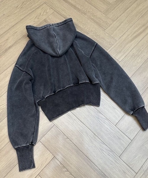 lilful（リルフル）の「パッチ付き ワンポイント ダブルジップ ショートパーカー（パーカー・レディース・グレー/ブラック/ブラック系その他・M/L）」の4枚目の写真