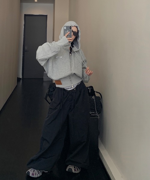 lilful（リルフル）の「パッチ付き ワンポイント ダブルジップ ショートパーカー（パーカー・レディース・グレー/ブラック/ブラック系その他・M/L）」の6枚目の写真