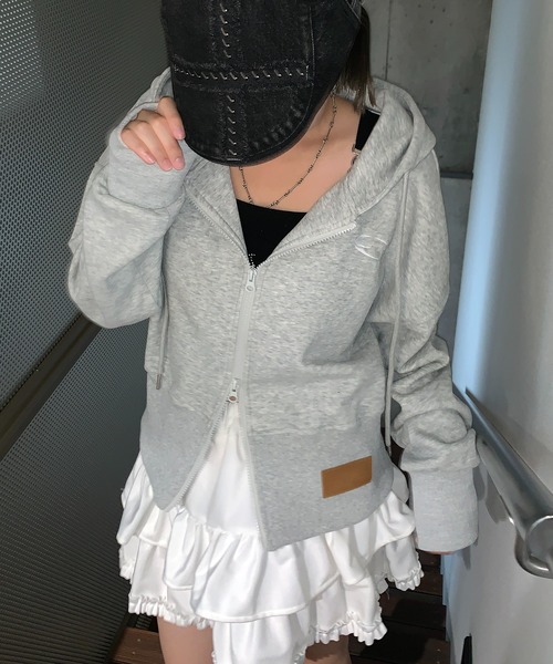 lilful（リルフル）の「パッチ付き ワンポイント ダブルジップ ショートパーカー（パーカー・レディース・グレー/ブラック/ブラック系その他・M/L）」の11枚目の写真