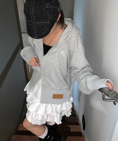 lilful（リルフル）の「パッチ付き ワンポイント ダブルジップ ショートパーカー（パーカー・レディース・グレー/ブラック/ブラック系その他・M/L）」の13枚目の写真