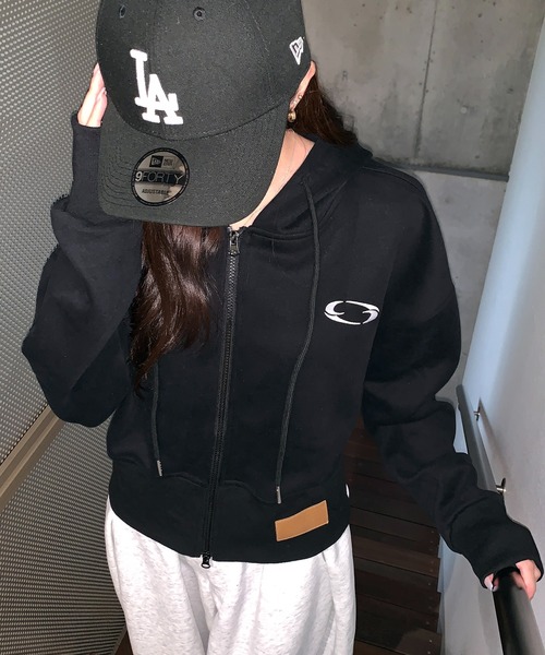 lilful（リルフル）の「パッチ付き ワンポイント ダブルジップ ショートパーカー（パーカー・レディース・グレー/ブラック/ブラック系その他・M/L）」の16枚目の写真