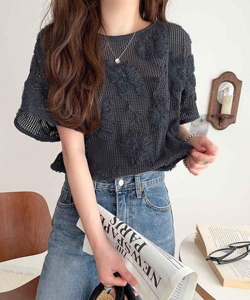 classicalelf(クラシカルエルフ)の「大人のおしゃれ度ワンランクアップ。チュールフラワーコード刺繍半袖Tシャツ(Tシャツ/カットソー・レディース・チャコール/ホワイト/ブラック・LARGE/MEDIUM/SMALL/X-LARGE)」の3枚目の写真