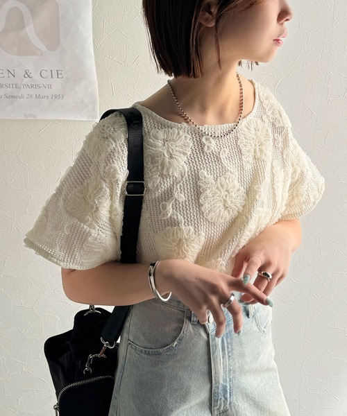 classicalelf(クラシカルエルフ)の「大人のおしゃれ度ワンランクアップ。チュールフラワーコード刺繍半袖Tシャツ(Tシャツ/カットソー・レディース・チャコール/ホワイト/ブラック・LARGE/MEDIUM/SMALL/X-LARGE)」の4枚目の写真
