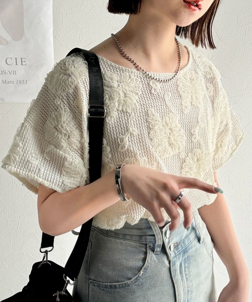 classicalelf(クラシカルエルフ)の「大人のおしゃれ度ワンランクアップ。チュールフラワーコード刺繍半袖Tシャツ(Tシャツ/カットソー・レディース・チャコール/ホワイト/ブラック・LARGE/MEDIUM/SMALL/X-LARGE)」の5枚目の写真