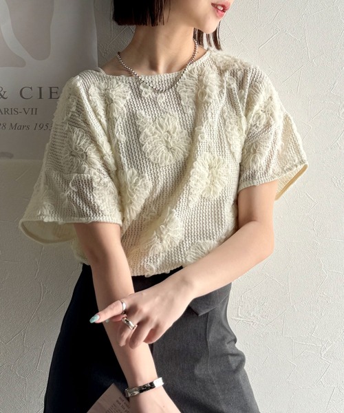 classicalelf(クラシカルエルフ)の「大人のおしゃれ度ワンランクアップ。チュールフラワーコード刺繍半袖Tシャツ(Tシャツ/カットソー・レディース・チャコール/ホワイト/ブラック・LARGE/MEDIUM/SMALL/X-LARGE)」の8枚目の写真