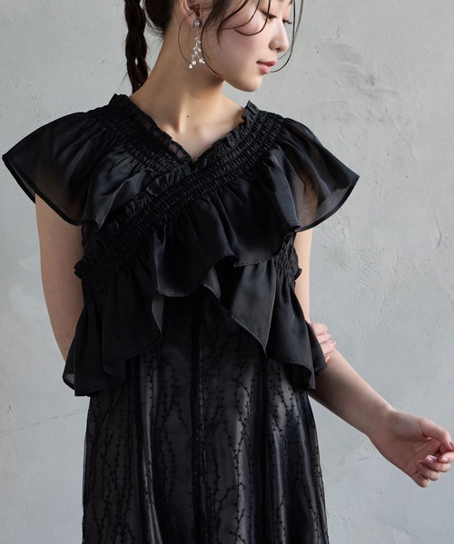 AIMER（エメ）の「フリルブラウス×フローライン刺繍キャミソールワンピース セットパーティードレス　結婚式　お呼ばれ　ドレス　20代 30代（ドレス・レディース・イエロー/ブラック/グレイッシュブルー・LARGE/MEDIUM/SMALL）」の2枚目の写真