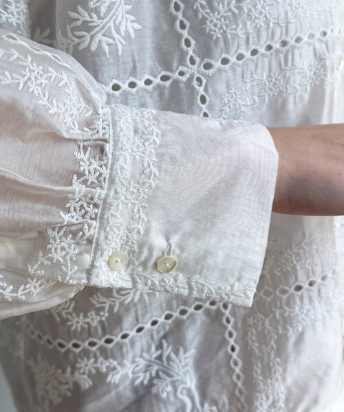 DouDou(ドゥドゥ)の「刺繍レースブラウス(シャツ/ブラウス・レディース・ホワイト/ブラック・FREE)」の4枚目の写真
