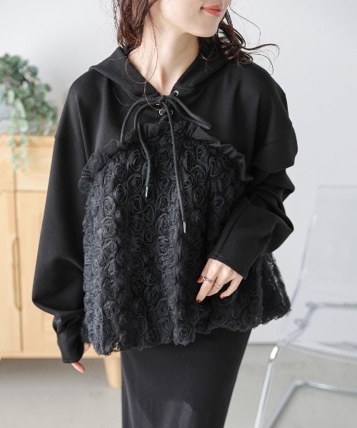AMELY(エミリー)の「チュールフラワードッキングパーカー(パーカー・レディース・ブラック/グレー/ブラック×ホワイト・フリー)」の1枚目の写真
