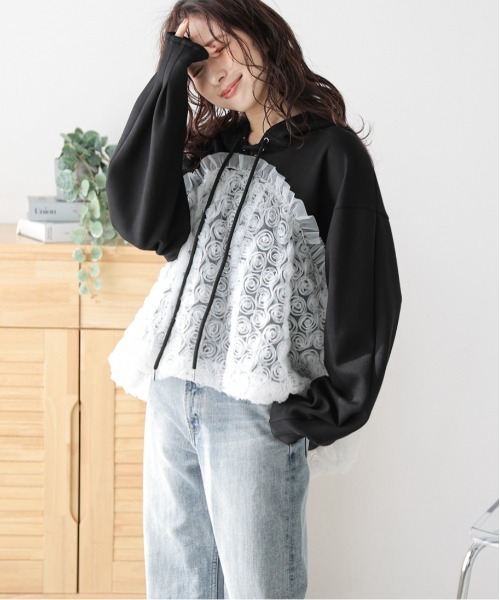 AMELY(エミリー)の「チュールフラワードッキングパーカー(パーカー・レディース・ブラック/グレー/ブラック×ホワイト・フリー)」の16枚目の写真