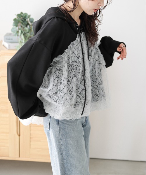 AMELY(エミリー)の「チュールフラワードッキングパーカー(パーカー・レディース・ブラック/グレー/ブラック×ホワイト・フリー)」の12枚目の写真