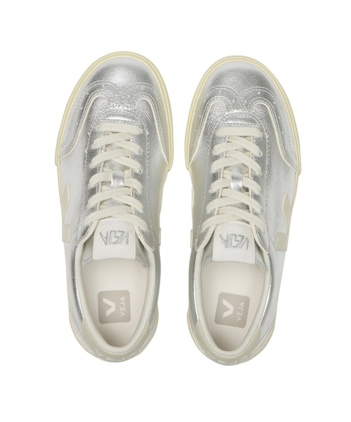 VEJA（ヴェジャ）の「VOLLEY　VJVO200749（スニーカー・メンズ・シルバー・37/38/39/40/36/42/43/44/41/45）」の2枚目の写真