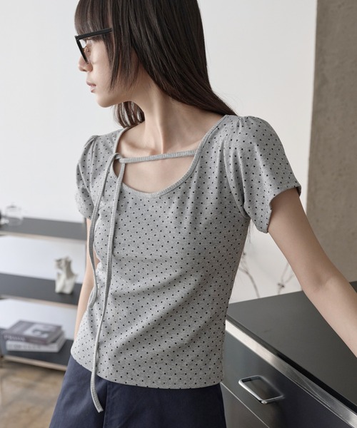 UNE MANSION（ユヌマンション）の「【UNE ORIGINAL】ラブリーくるくるストリングショルダーパフフロントリボンドットパターンTシャツカットソー（Tシャツ/カットソー・レディース・グレー/ブラック/ホワイト・MEDIUM/SMALL）」の3枚目の写真