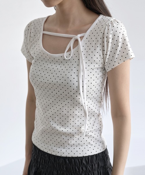 UNE MANSION（ユヌマンション）の「【UNE ORIGINAL】ラブリーくるくるストリングショルダーパフフロントリボンドットパターンTシャツカットソー（Tシャツ/カットソー・レディース・グレー/ブラック/ホワイト・MEDIUM/SMALL）」の2枚目の写真