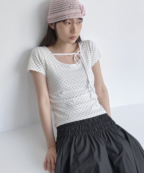 UNE MANSION（ユヌマンション）の「【UNE ORIGINAL】ラブリーくるくるストリングショルダーパフフロントリボンドットパターンTシャツカットソー（Tシャツ/カットソー・レディース・グレー/ブラック/ホワイト・MEDIUM/SMALL）」の5枚目の写真