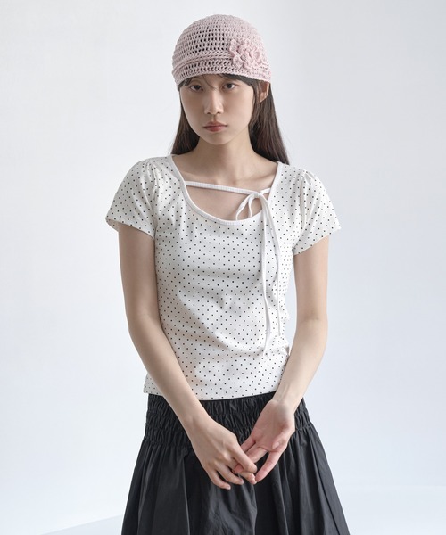 UNE MANSION（ユヌマンション）の「【UNE ORIGINAL】ラブリーくるくるストリングショルダーパフフロントリボンドットパターンTシャツカットソー（Tシャツ/カットソー・レディース・グレー/ブラック/ホワイト・MEDIUM/SMALL）」の6枚目の写真