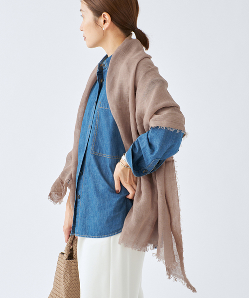 IENA（イエナ）の「NIMNIMDUAI/ニムニムデュアイ LINEN GAUZE リネンストール（ストール/ショール・レディース・ブラウン/ライトグリーン/ピンク/ベージュ/ネイビー/オレンジ・FREE）」の15枚目の写真