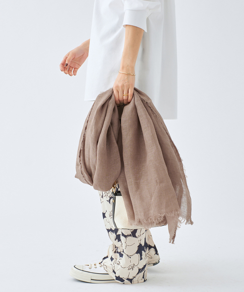 IENA（イエナ）の「NIMNIMDUAI/ニムニムデュアイ LINEN GAUZE リネンストール（ストール/ショール・レディース・ブラウン/ライトグリーン/ピンク/ベージュ/ネイビー/オレンジ・FREE）」の16枚目の写真