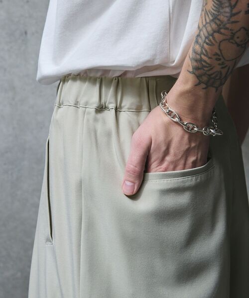 ANEDIST(アンディスト)の「ボックスタックワイドストレートパンツ(スラックス・メンズ・グリーン/ベージュ/ブラック・M/L)」の17枚目の写真