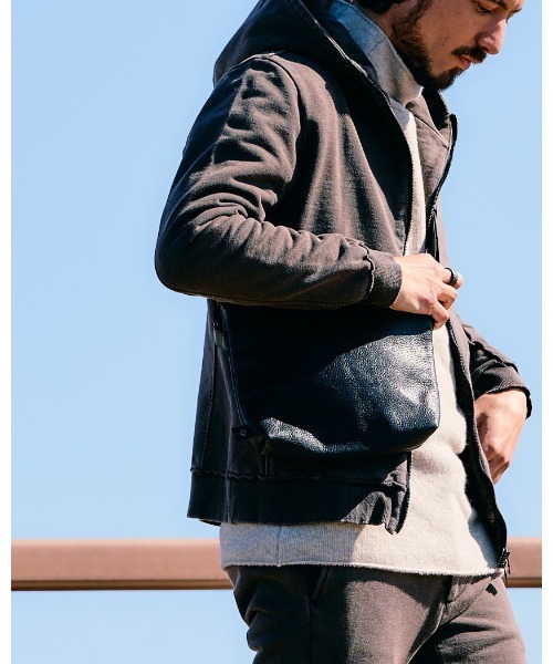 wjk(ダヴルジェイケイ)の「KOBE LEATHER sacoche(ショルダーバッグ・メンズ・ブラック・FREE)」の2枚目の写真