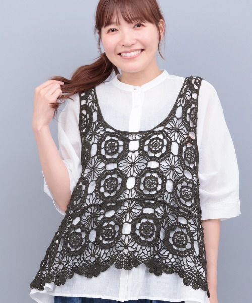 チチカカ（チチカカ）の「かぎ編み風刺繍ベスト（ベスト・レディース・ナチュラル/グリーン/チャコールグレー・FREE）」の2枚目の写真