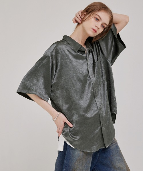 EMMA CLOTHES(エマクローズ)の「オーバーサイズ シワ加工ドレープ レギュラーカラー半袖シャツ(シャツ/ブラウス・メンズ・ダークネイビー/チャコール/ブラック・M/L)」の1枚目の写真