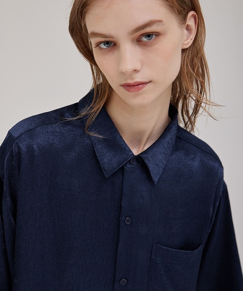 EMMA CLOTHES(エマクローズ)の「オーバーサイズ シワ加工ドレープ レギュラーカラー半袖シャツ(シャツ/ブラウス・メンズ・ダークネイビー/チャコール/ブラック・M/L)」の3枚目の写真