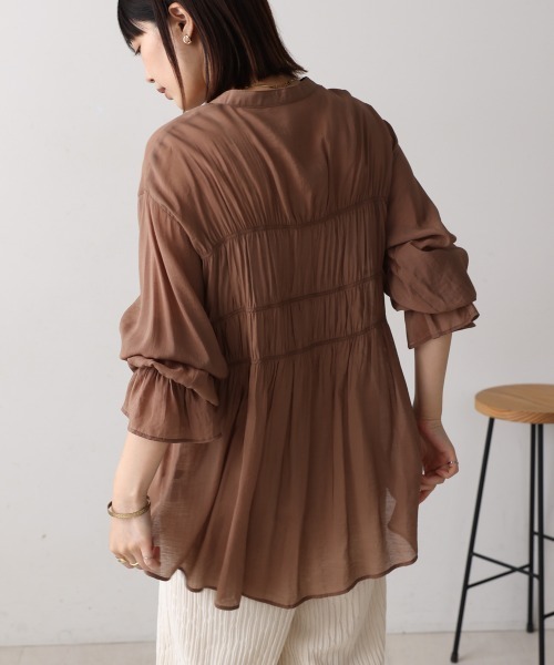 Bou Jeloud（ブージュルード）の「シアーギャザーブラウス（シャツ/ブラウス・レディース・ブルー/ブラック/ブラウン/オフホワイト・FREE）」の3枚目の写真