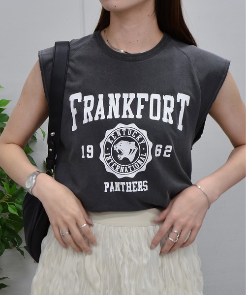 spiritoso(スピリトーゾ)の「【spiritoso】FRANKFORTプリントノースリーブTシャツ(Tシャツ/カットソー・レディース・チャコールグレー/アイボリー/サックスブルー・FREE)」の5枚目の写真