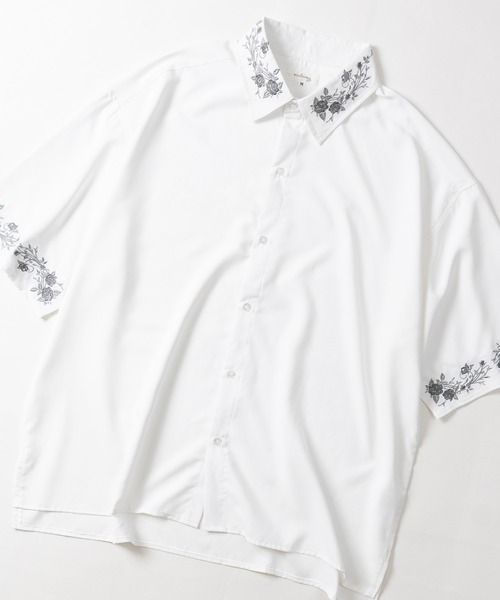 JOHN'S CLOSET(ジョンズクローゼット)の「【14】フラワーエンブロイダリー オーバーサイズ半袖シャツ(シャツ/ブラウス・メンズ・ネイビー/ライトグレー/チャコールグレー/ブラック/ホワイト・LARGE/MEDIUM)」の1枚目の写真