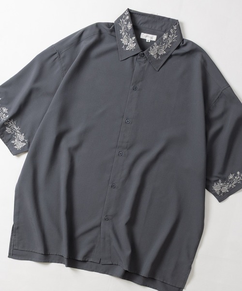 JOHN'S CLOSET(ジョンズクローゼット)の「【14】フラワーエンブロイダリー オーバーサイズ半袖シャツ(シャツ/ブラウス・メンズ・ネイビー/ライトグレー/チャコールグレー/ブラック/ホワイト・LARGE/MEDIUM)」の3枚目の写真