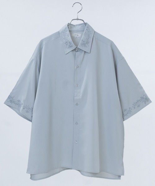 JOHN'S CLOSET(ジョンズクローゼット)の「【14】フラワーエンブロイダリー オーバーサイズ半袖シャツ(シャツ/ブラウス・メンズ・ネイビー/ライトグレー/チャコールグレー/ブラック/ホワイト・LARGE/MEDIUM)」の4枚目の写真