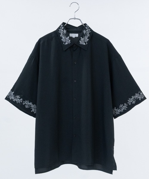JOHN'S CLOSET(ジョンズクローゼット)の「【14】フラワーエンブロイダリー オーバーサイズ半袖シャツ(シャツ/ブラウス・メンズ・ネイビー/ライトグレー/チャコールグレー/ブラック/ホワイト・LARGE/MEDIUM)」の2枚目の写真